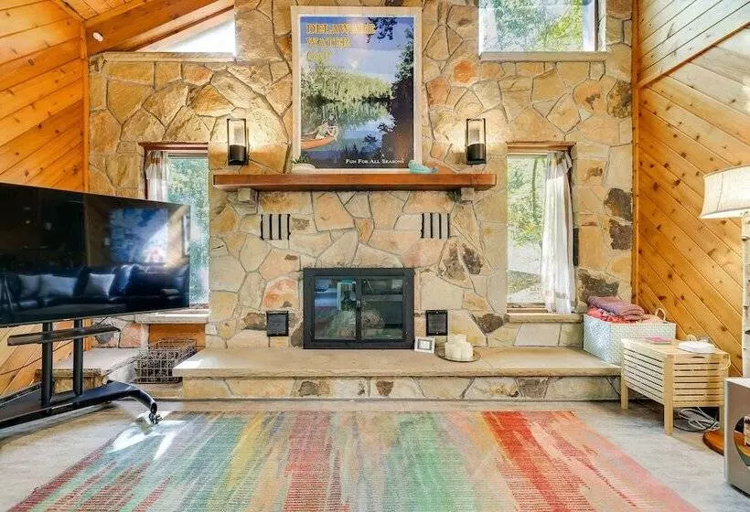 Gorgeous Bushkills Lodge W/ Pool Access!