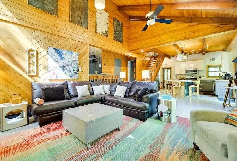 Gorgeous Bushkills Lodge W/ Pool Access!