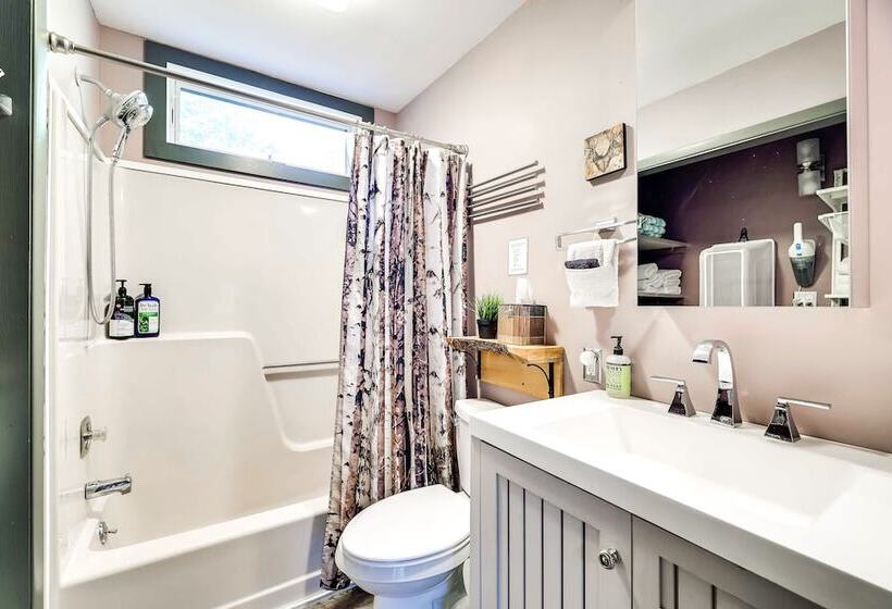 Gorgeous Bushkills Lodge W/ Pool Access!