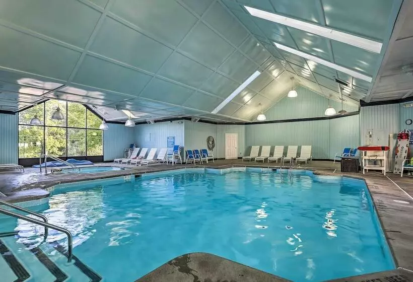 Gorgeous Bushkills Lodge W/ Pool Access!