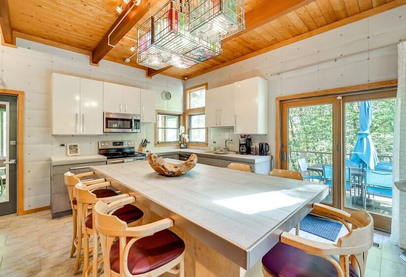 Gorgeous Bushkills Lodge W/ Pool Access!