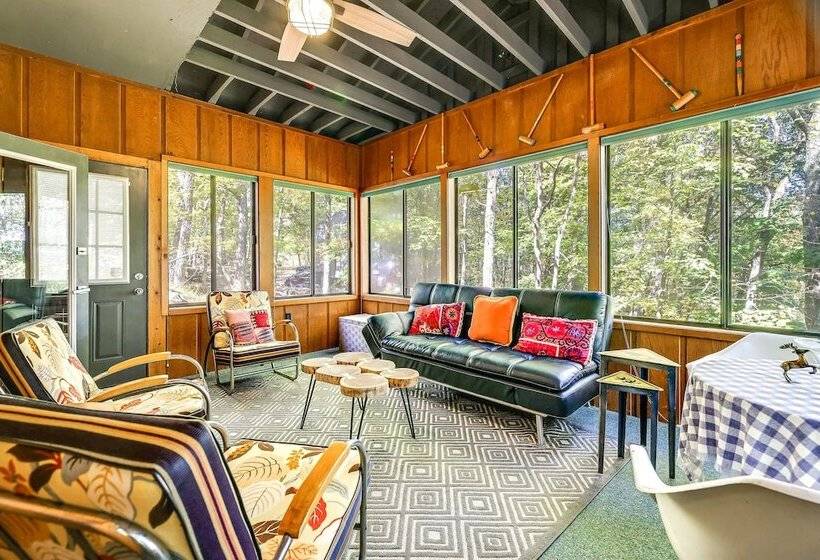 Gorgeous Bushkills Lodge W/ Pool Access!