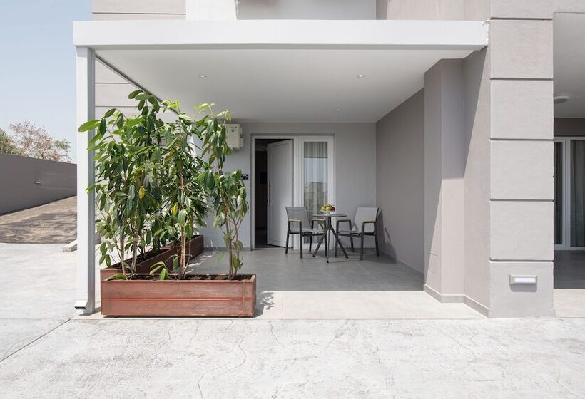 בית מלון כפרי Calives Premium Stay