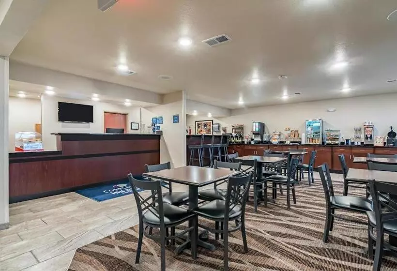 Hotelli Cobblestone Inn & Suites   Winters