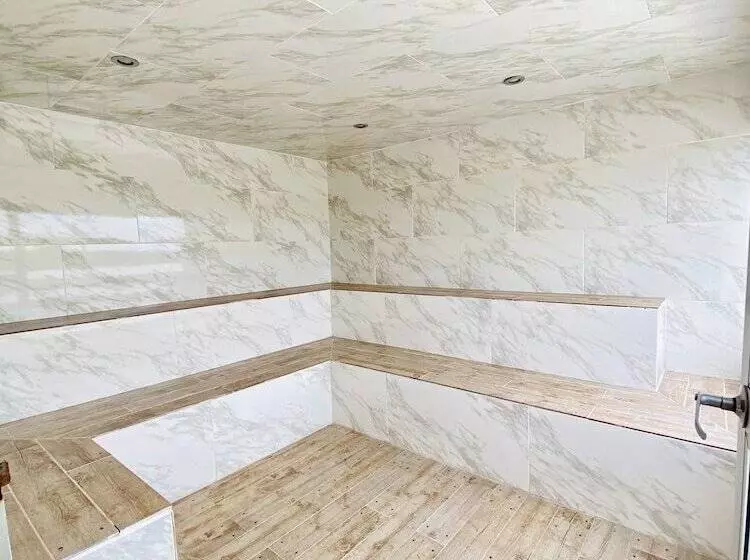 Hotelli West California