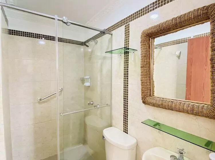 Hotelli West California