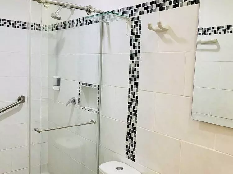 Hotelli West California