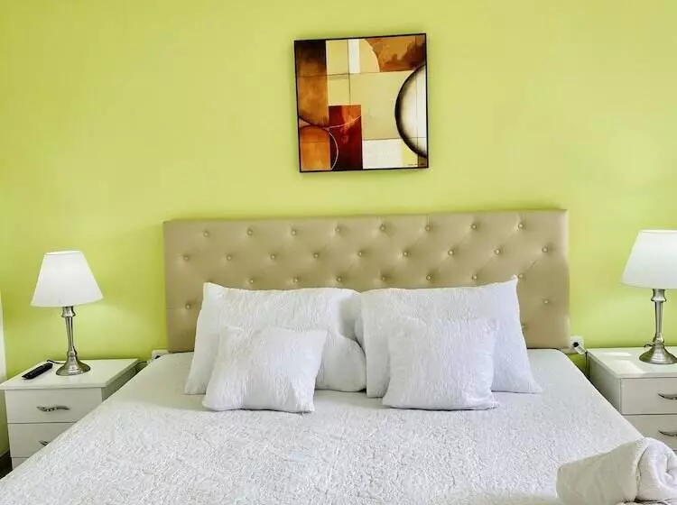 Hotelli West California