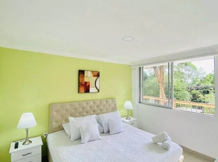 Hotelli West California