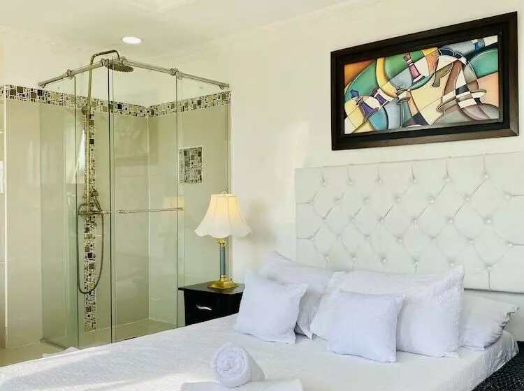 Hotelli West California