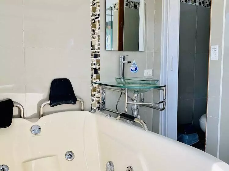 Hotelli West California