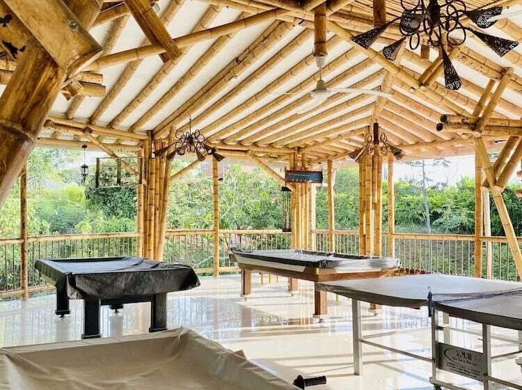 Hotelli West California