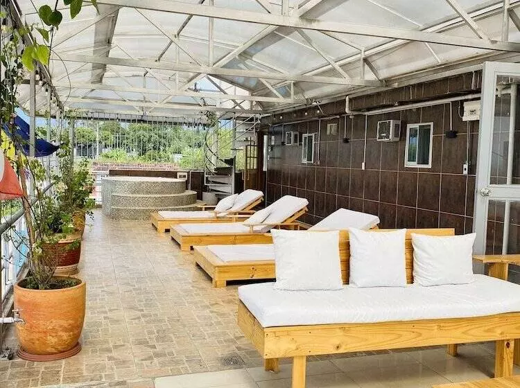 Hotelli West California