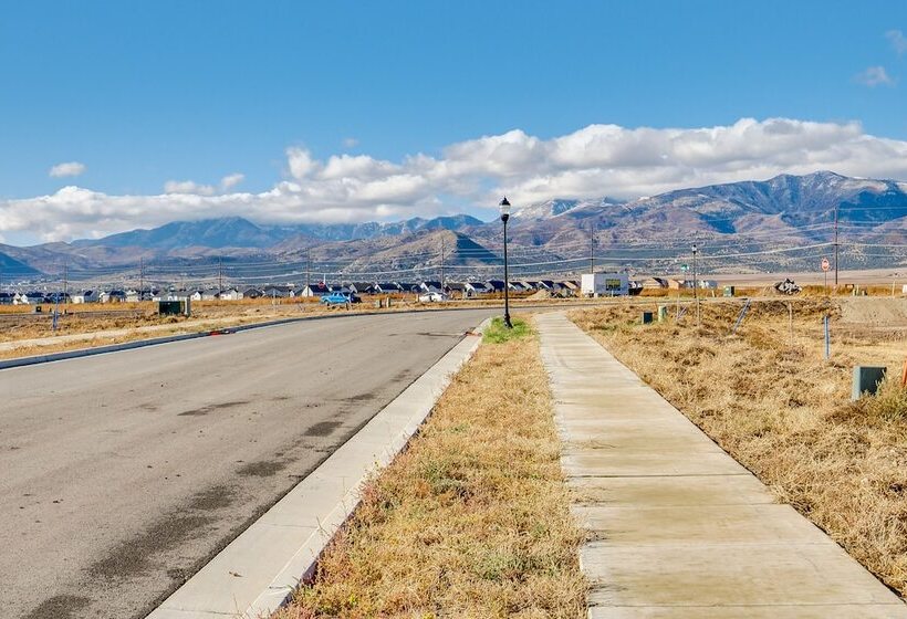 Modern Farmhouse In Herriman W/ Mountain Views!
