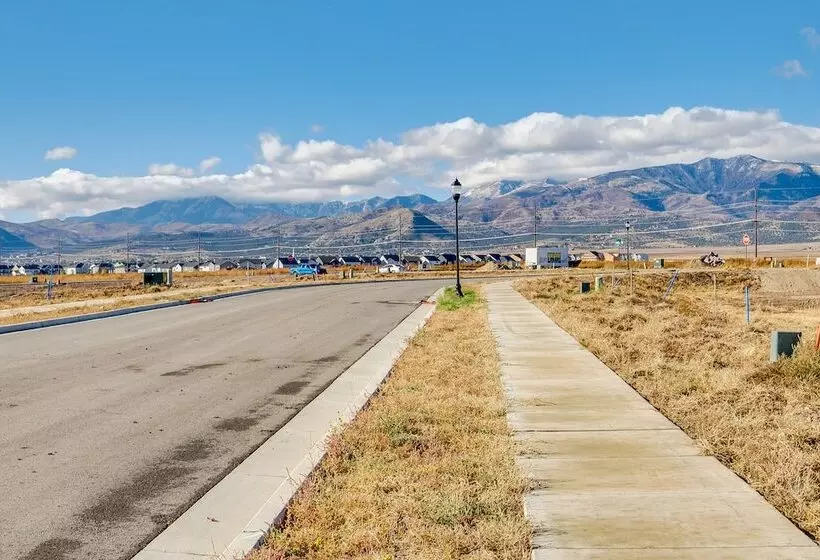 Modern Farmhouse In Herriman W/ Mountain Views!
