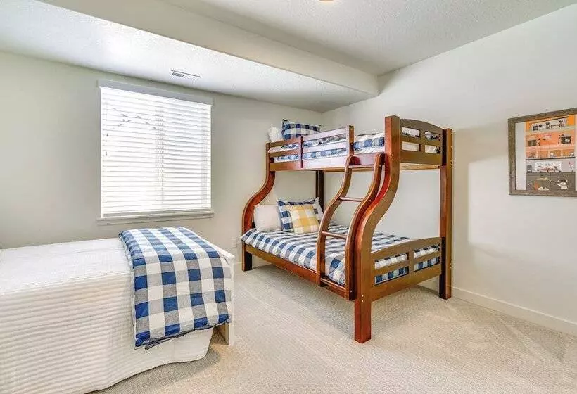 Modern Farmhouse In Herriman W/ Mountain Views!