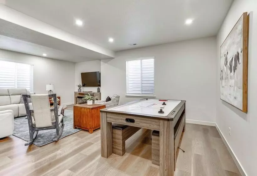 Modern Farmhouse In Herriman W/ Mountain Views!