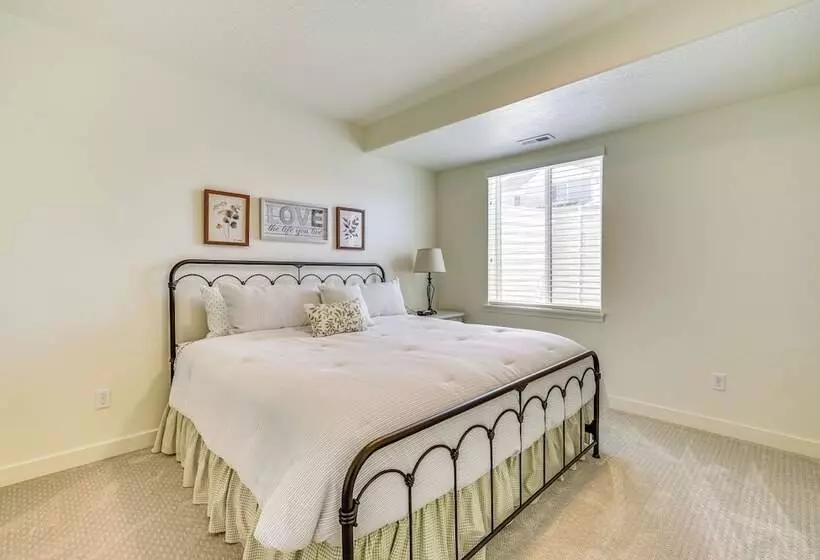 Modern Farmhouse In Herriman W/ Mountain Views!