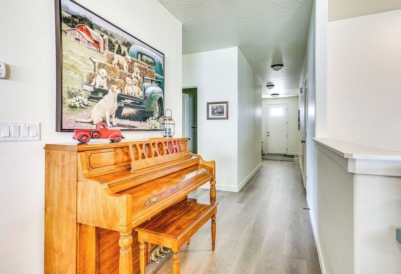 Modern Farmhouse In Herriman W/ Mountain Views!