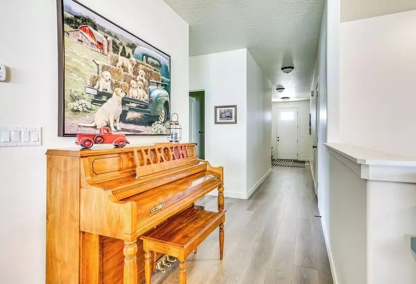 Modern Farmhouse In Herriman W/ Mountain Views!