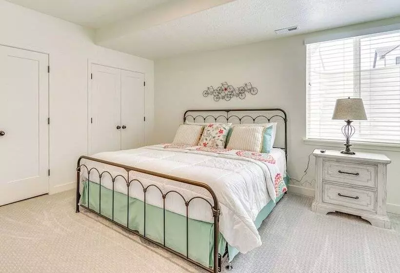 Modern Farmhouse In Herriman W/ Mountain Views!