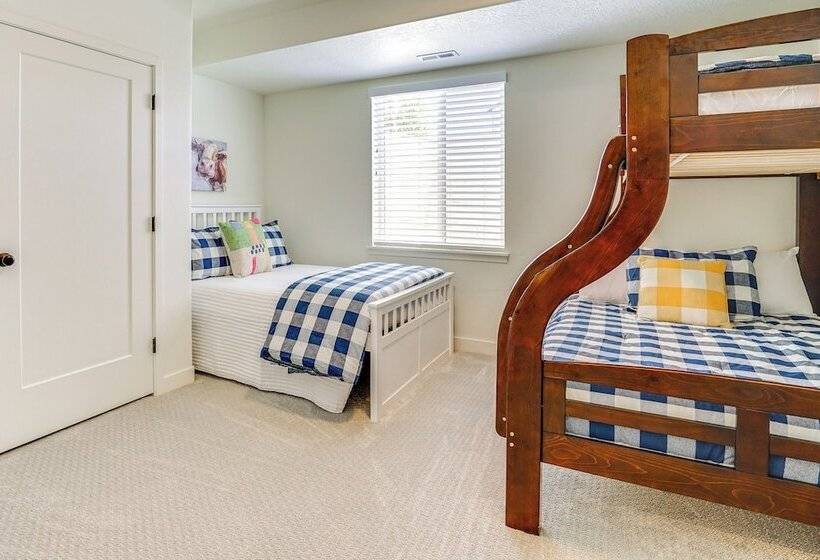 Modern Farmhouse In Herriman W/ Mountain Views!