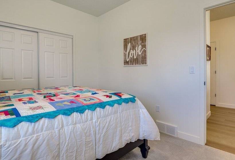 Modern Farmhouse In Herriman W/ Mountain Views!