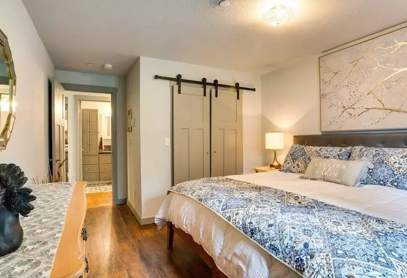 Peaceful Renton Retreat W/ Hot Tub Access!