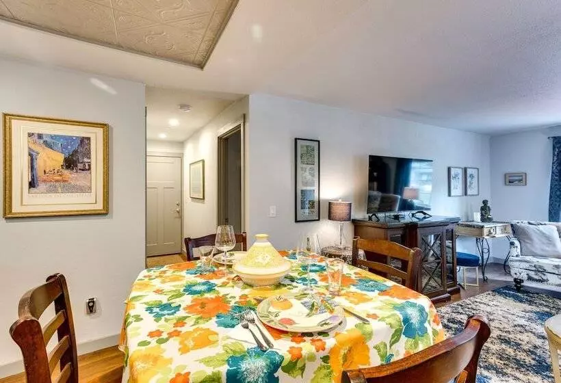 Peaceful Renton Retreat W/ Hot Tub Access!