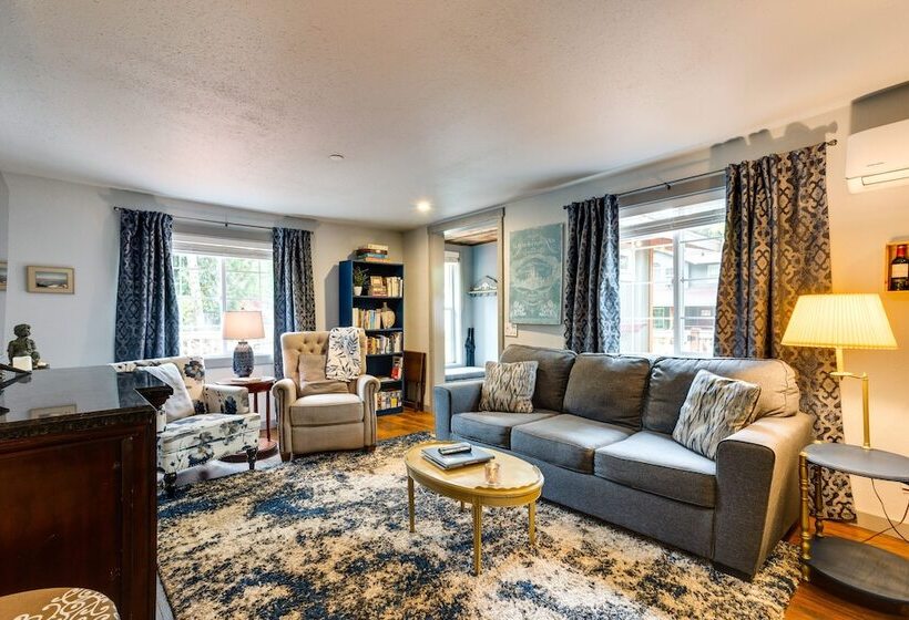 Peaceful Renton Retreat W/ Hot Tub Access!