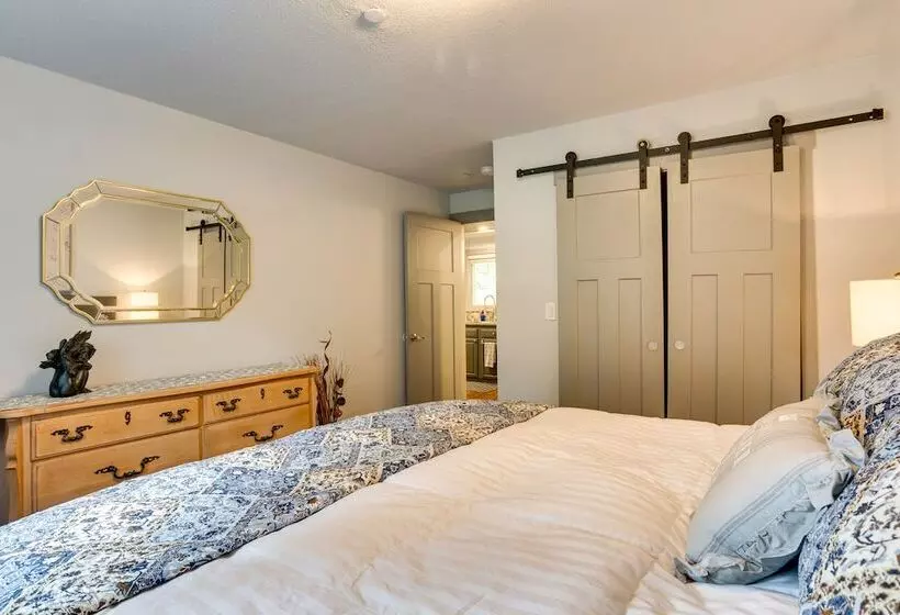 Peaceful Renton Retreat W/ Hot Tub Access!