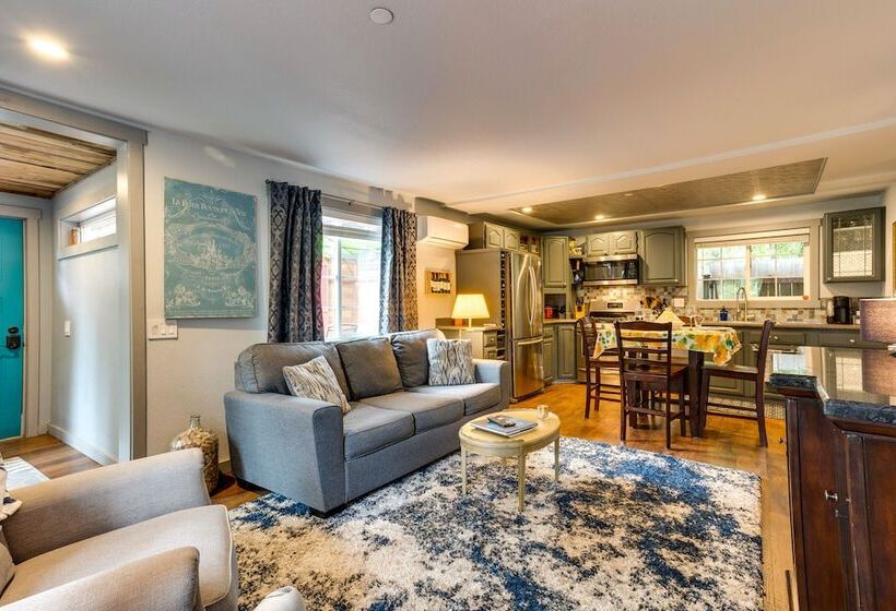 Peaceful Renton Retreat W/ Hot Tub Access!