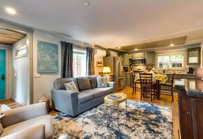 Peaceful Renton Retreat W/ Hot Tub Access!