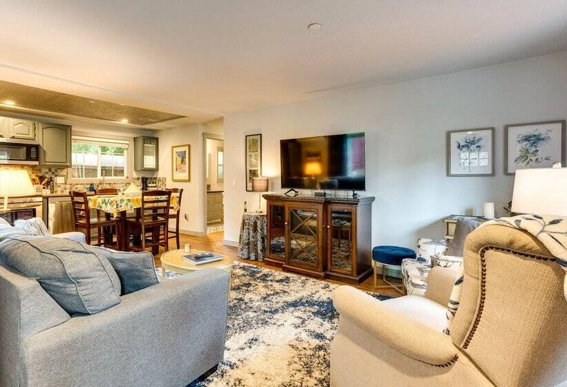 Peaceful Renton Retreat W/ Hot Tub Access!