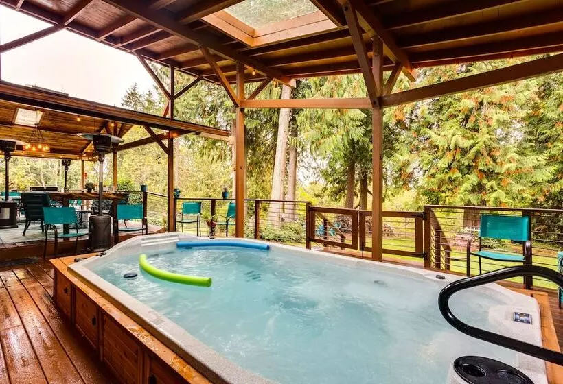 Peaceful Renton Retreat W/ Hot Tub Access!