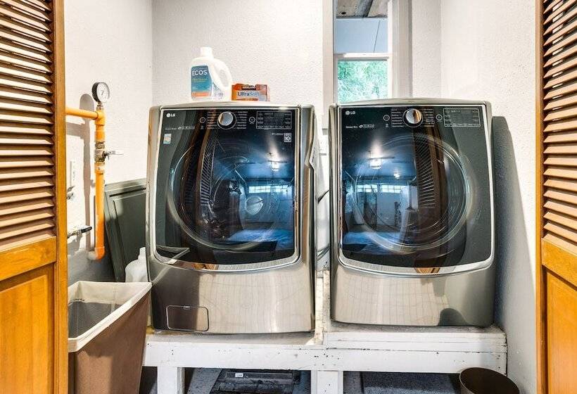 Peaceful Renton Retreat W/ Hot Tub Access!