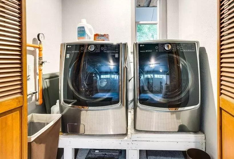 Peaceful Renton Retreat W/ Hot Tub Access!