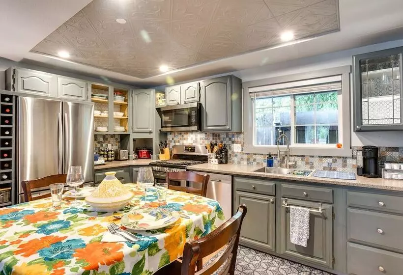 Peaceful Renton Retreat W/ Hot Tub Access!