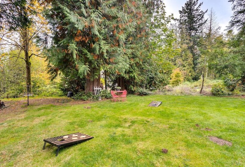 Peaceful Renton Retreat W/ Hot Tub Access!