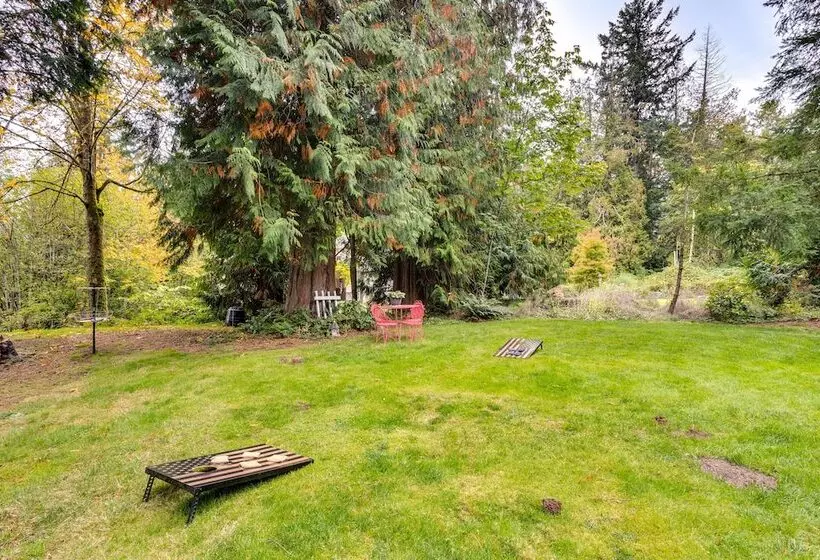 Peaceful Renton Retreat W/ Hot Tub Access!