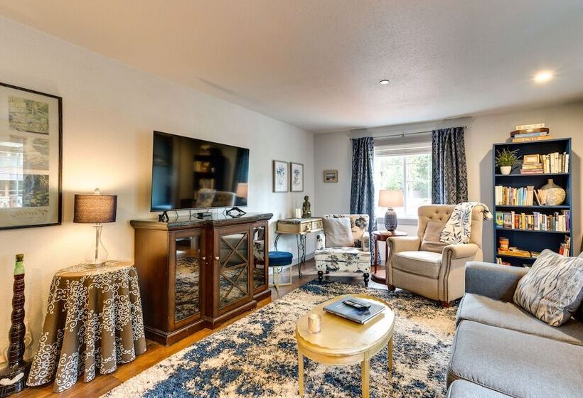 Peaceful Renton Retreat W/ Hot Tub Access!