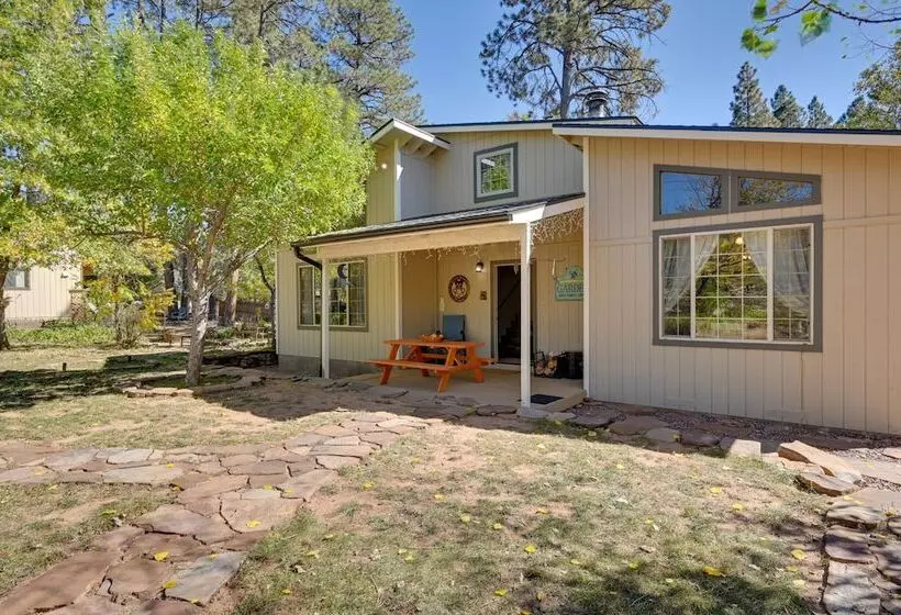 Pet Friendly Strawberry Cottage W/ Patio & Yard!
