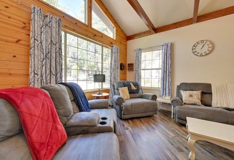 Pet Friendly Strawberry Cottage W/ Patio & Yard!