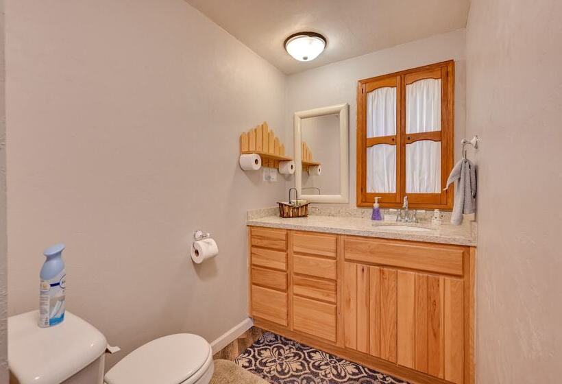 Pet Friendly Strawberry Cottage W/ Patio & Yard!