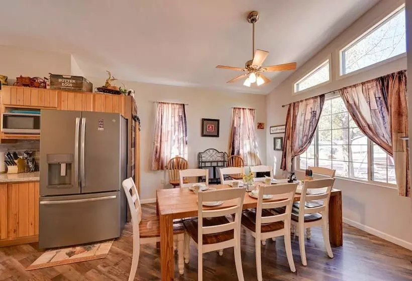 Pet Friendly Strawberry Cottage W/ Patio & Yard!