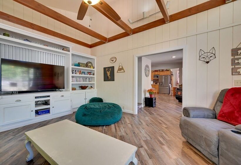 Pet Friendly Strawberry Cottage W/ Patio & Yard!