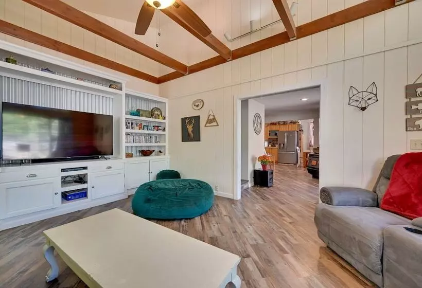 Pet Friendly Strawberry Cottage W/ Patio & Yard!