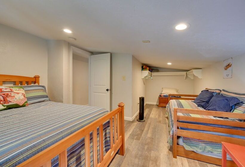 Pet Friendly Strawberry Cottage W/ Patio & Yard!