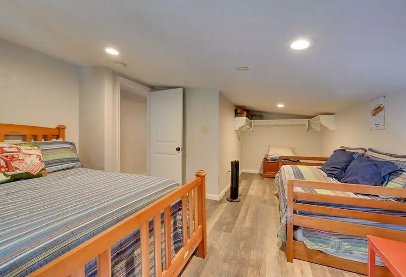 Pet Friendly Strawberry Cottage W/ Patio & Yard!