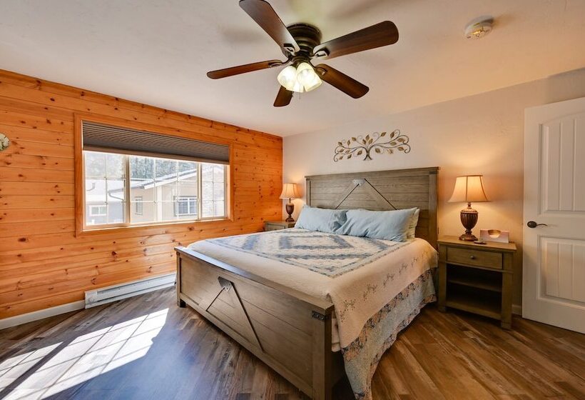 Pet Friendly Strawberry Cottage W/ Patio & Yard!